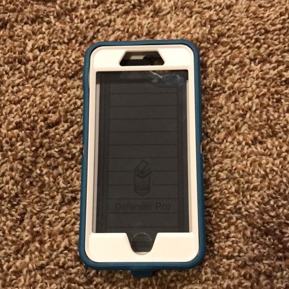 Otter Defender Pro with belt clip - Picture 2 of 7